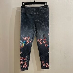 Humming Birds and Flowers Print Cropped Leggings